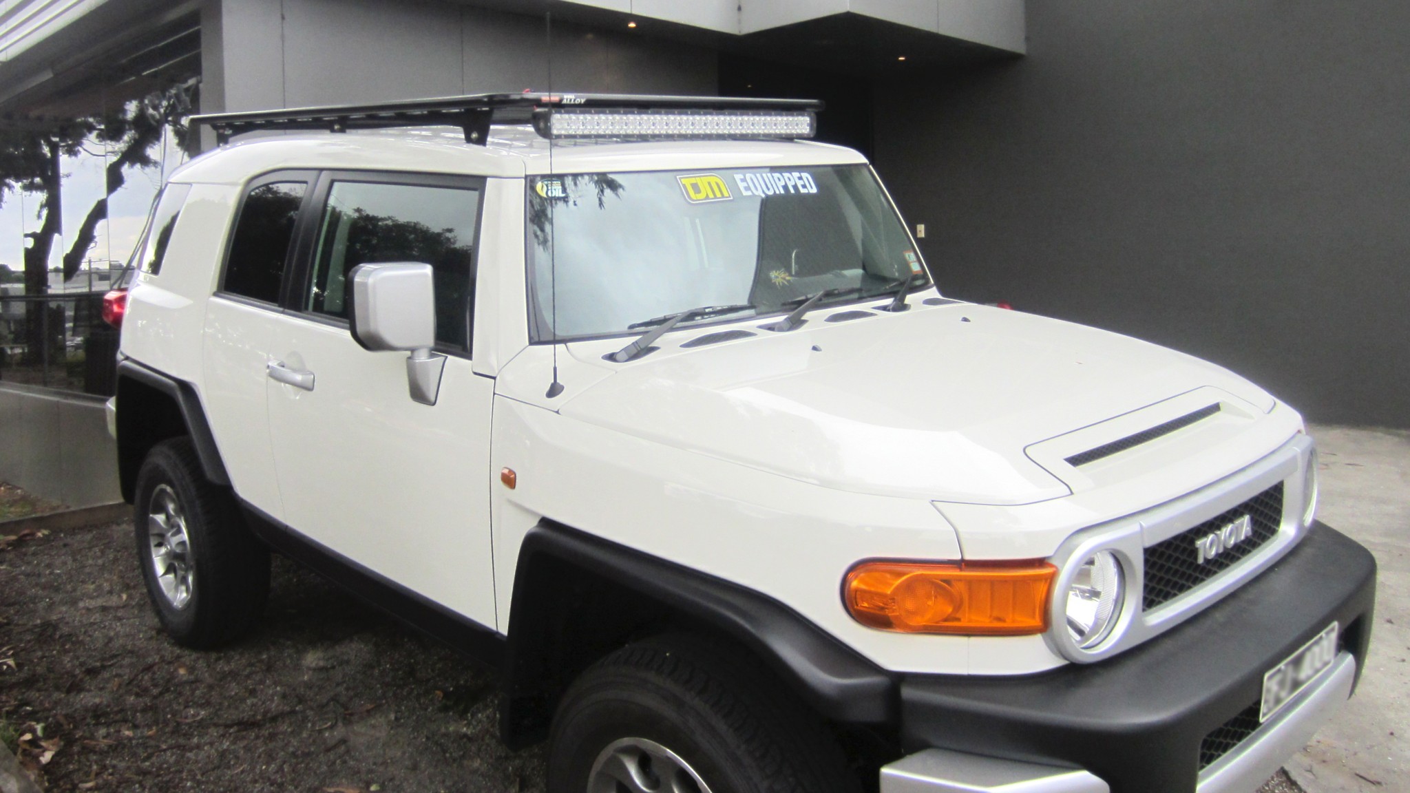 Toyota FJ Cruiser with Tradesman Oval Alloy flat-deck roof rack and LED light bar installed