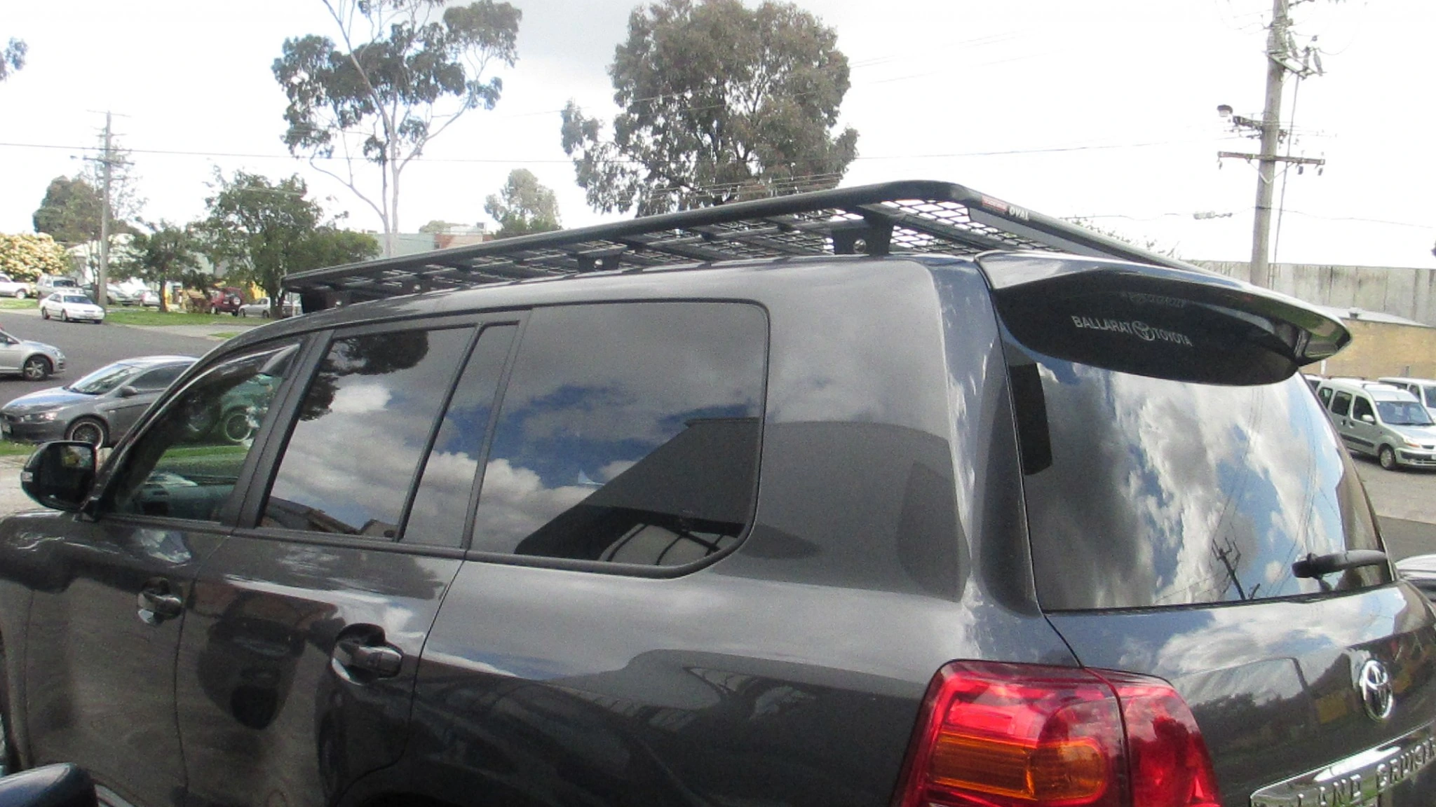 Toyota LandCruiser with Tradesman Oval Steel flat-deck or platform roof rack with mesh floor